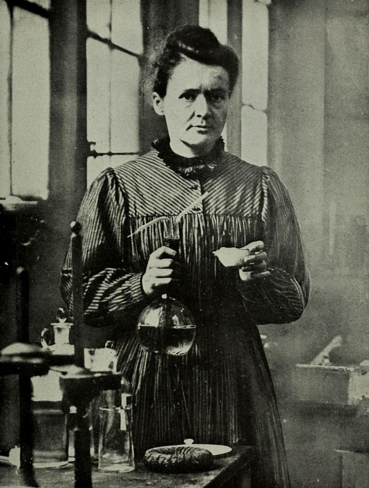 Retrato de Marie Curie em seu laboratório
