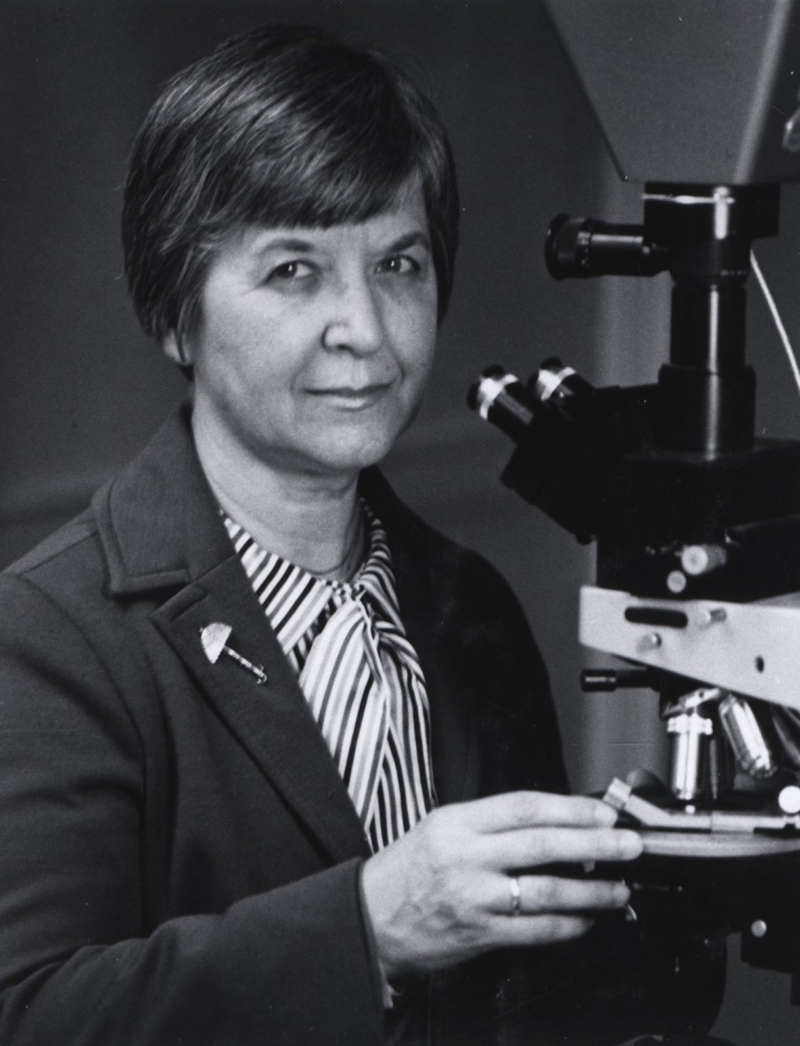 Retrato de Stephanie Kwolek em seu laboratório de pesquisa